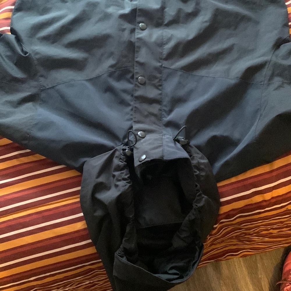 Black windbreaker from north face.